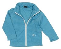 Světlemodrá šusťáková jarní bunda s dívkou a kapucí