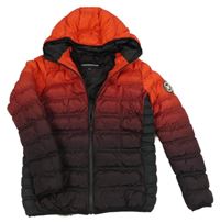 Červeno-černá šusťáková prošívaná zimní bunda s nášivkou a kapucí 