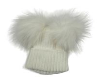 Bílá žebrovaná pletená čepice s bambulemi