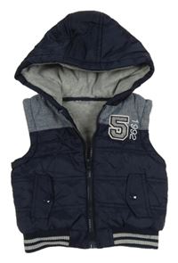 Tmavomodro-melírovaná šusťáková zateplená vesta s číslem a kapucí F&F