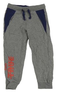 Šedo-tmavomodré tepláky s nápisem