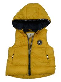 Žlutá šusťáková zateplená vesta s nášivkou a kapucí C&A