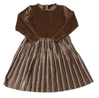 Hnědé sametové šaty se skládanou sukní 