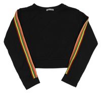 Černá crop mikina s pruhem na rukávech 