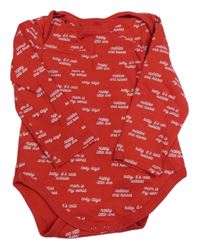 Červené body s nápisy C&A
