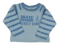 Modrá mikina s nápisem a pruhovanými rukávy 