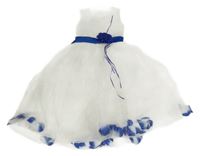 Bílé slavnostní tylové šaty s modrým páskem a květinou 