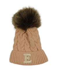 Růžová čepice s písmenem a bambulí 