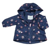 Tmavomodrá šusťáková jarní bunda s jahůdkami a kapucí Primark