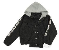 Černá šusťáková jarní bunda s teplákovou kapucí a nápisy