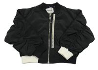 Černo-bílý šusťákový jarní crop bomber s pruhem s nápisem