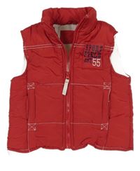 Červená prošívaná šusťáková zateplená vesta s nápisy a číslem
