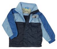 Modro-tmavomodrá šusťáková jarní bunda s nášivkou a ukrývací kapucí Topolino