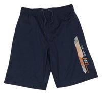 Tmavomodré sportovní kraťasy s nápisem Infinity 