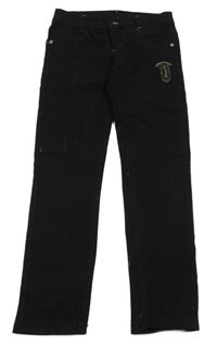 Černé rifle s nášivkou a prošoupáním 