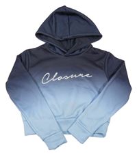 Tmavomodro-modrá ombré crop mikina s nápisem a kapucí Closure