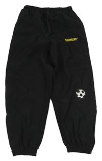 Černé sportovní tepláky s nápisem a míčem 