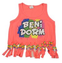 Neonově růžový crop top s nápisem a třásněmi s korálky 