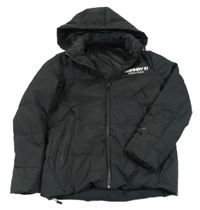 Černá šusťáková zateplená bunda s nápisem a kapucí 