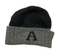 Antracitovo-šedá pletená čepice s písmenkem 