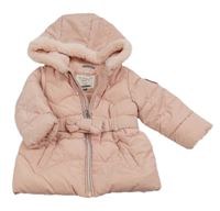Světlerůžová prošívaná šusťáková zimní parka s nášivkou a kapucí s kožešinou a páskem a C&A