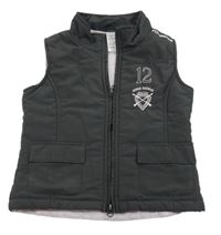 Tmavošedá prošívaná šusťáková funkční jezdecká zateplená vesta s číslem FOuganza