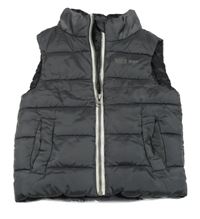 Tmavošedá prošívaná šusťáková zateplená vesta s nápisem dopodopo