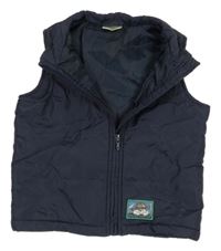 Tmavomodrá prošívaná šusťáková zateplená vesta s nášivkou impidimpi