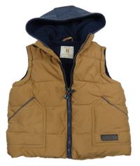 Hnědá prošívaná šusťáková zateplená vesta s nášivkou a kapucí Rebel