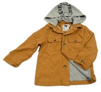 Okrovo-šedá podšitá košilová bunda s teplákovou kapucí a nápisem 