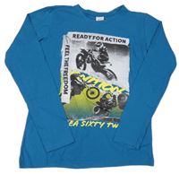 Modré triko s motorkáři a nápisy Chapter young