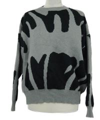 Dámský šedo-černý vzorovaný svetr 