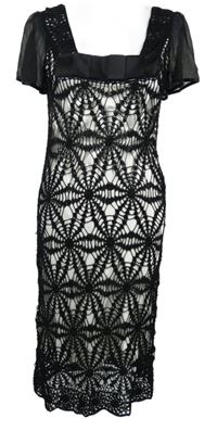 Dámské černo-smetanové háčkované šaty se šifonovými rukávy a bílou spodničkou 