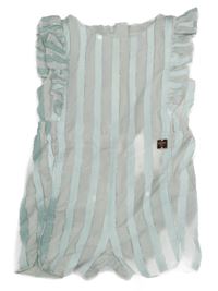 Bílo-světlemodrý pruhovaný kraťasový overal s volánky 