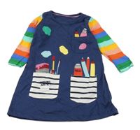 Tmavomodro-barevné šaty s pastelkami a štětci