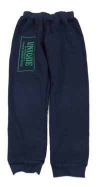 Tmavomodré tepláky s nápisem 