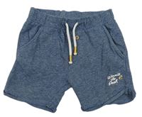 Tmavomodré teplákové kraťasy s nápisem