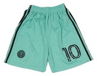 Mentolovo-černé sportovní fotbalové kraťasy se znakem a číslem a pruhyů