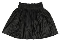 Černá plisovaná koženková sukně