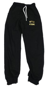 Černé tepláky s nápisem