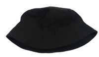 Černý plátěný klobouk