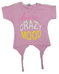 Růžový crop top s nápisem a vázáním 