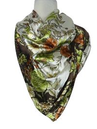 Dámský bílo-hnědý saténový šátek s květy 