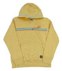 Žlutá mikina s vlnami a dívkou a kapucí 