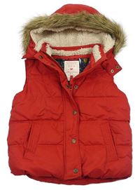 Červená pruhovaná šusťáková zateplená vesta s kapucí s kožešinou FAT FACE