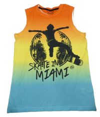 Tmavooranžovo-žluto-zeleno-modré tílko se skateboardistou a palmami a nápisy C&A