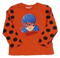 Červené triko s puntíkatými rukávy a kouzlenou Beruškou 