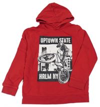 Červená mikina s chlapcem na kole a kapucí C&A