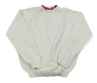 Bílý svetr s proužky