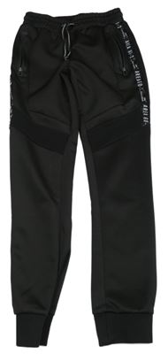 Černé tepláky s nápisy 